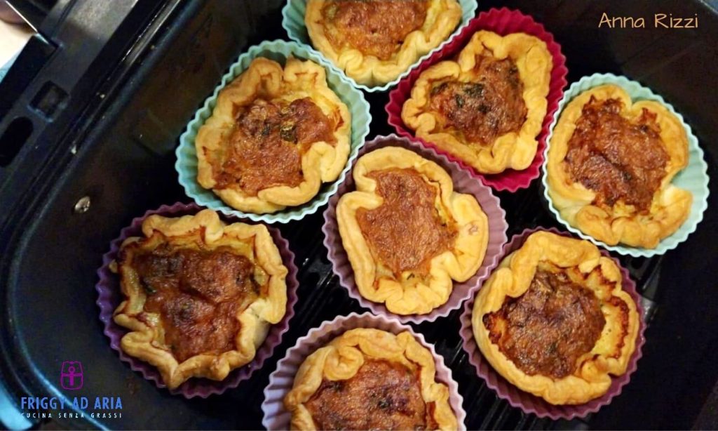 Muffin salati in friggitrice ad aria: la ricetta svuotafrigo pronta in 6