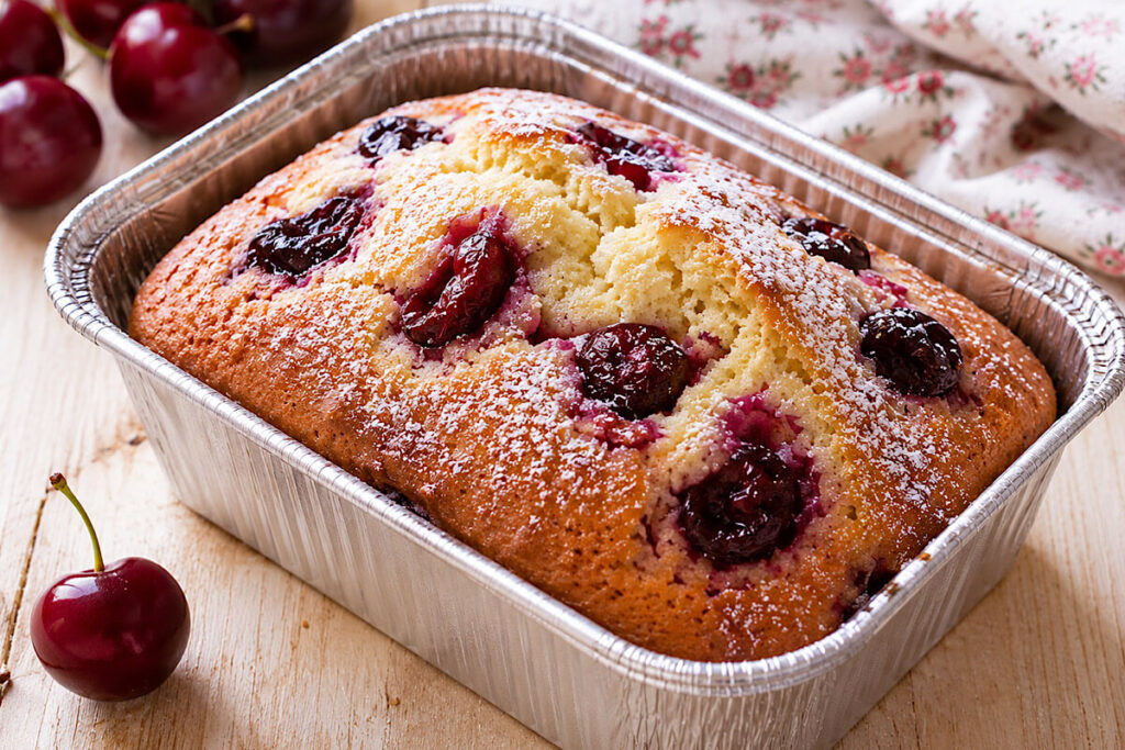 Mini plumcake alle ciliegie in friggitrice ad aria.