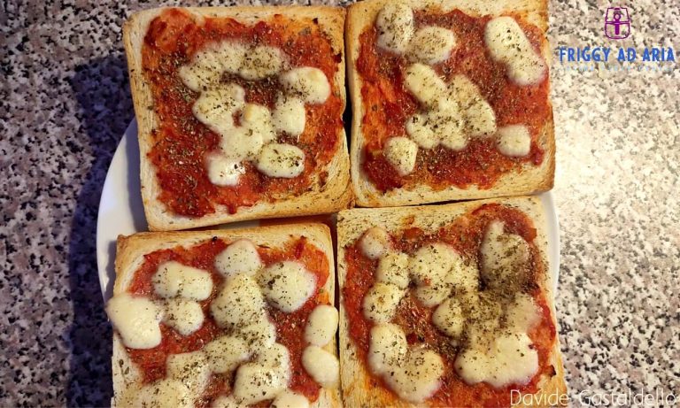 Pizzette di pancarré in friggitrice ad aria (in 7 minuti): come utilizzare il pane in scadenza in modo creativo!