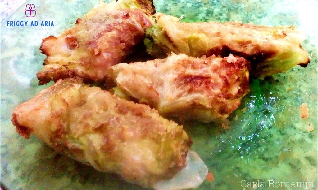Involtini di verza ripieni di prosciutto e formaggio in friggitrice ad