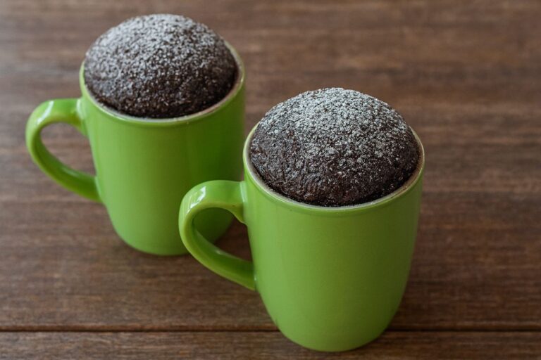 Mug cake senza uova in friggitrice ad aria: il dolce furbo pronto in 15 minuti