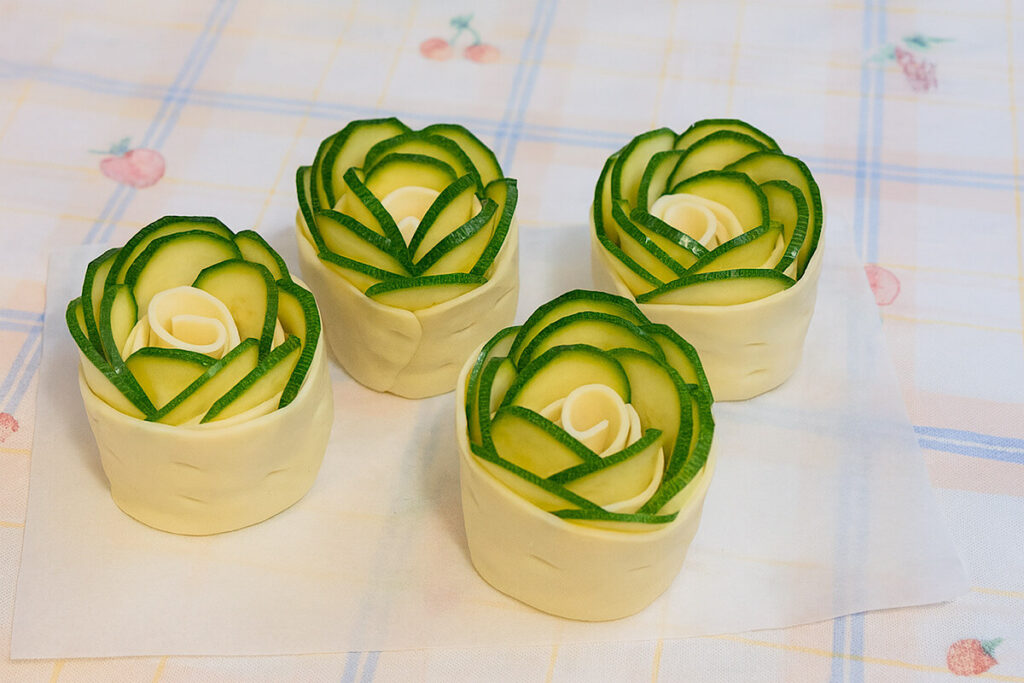Rose di pasta sfoglia con zucchine 2 Rose di pasta sfoglia con zucchine