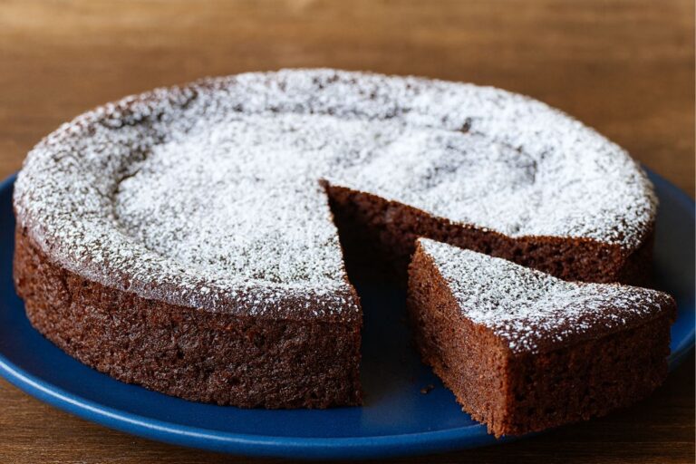 Torta proteica al cacao: morbida, veloce e senza burro (in friggitrice ad aria)