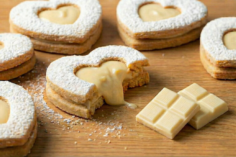 A forma di cuore e pronti in 12 minuti in friggitrice ad aria: i biscotti “occhi di bue” super facili
