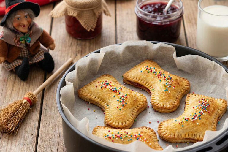 Il dolce facilissimo da fare con i bambini per la Befana: calze-toast in friggitrice ad aria con 3 ingredienti!