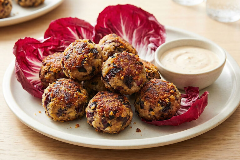 Polpette di radicchio dal cuore filante in friggitrice ad aria, idea per aperitivo o secondo goloso