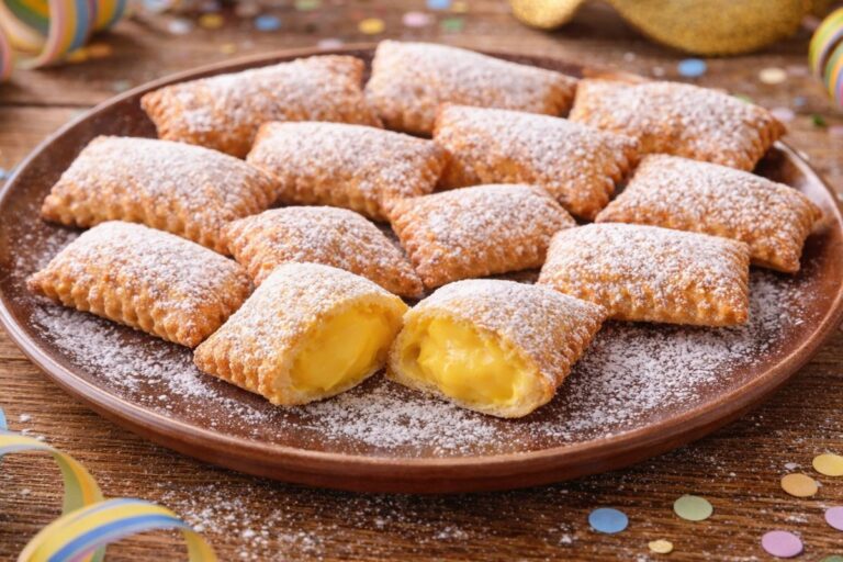 Con un cuore di crema pasticcera e cotte in friggitrice ad aria: le frappe che non ti aspetti