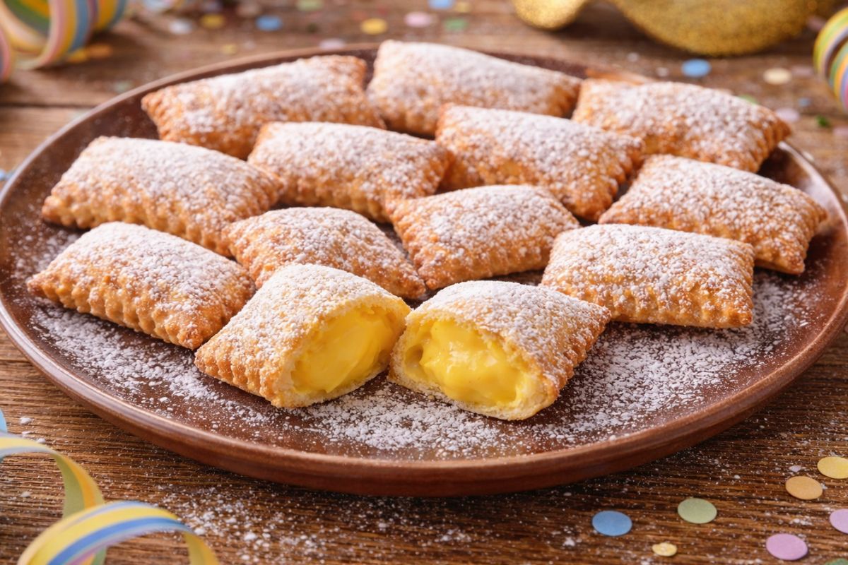 Con un cuore di crema pasticcera e cotte in friggitrice ad aria: le frappe che non ti aspetti