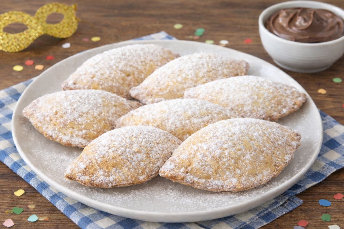 Ripieni di Nutella, con impasto pronto in 15 minuti: ravioli di Carnevale in friggitrice ad aria