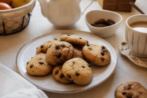 Biscotti senza glutine con gocce di cioccolato in friggitrice ad aria
