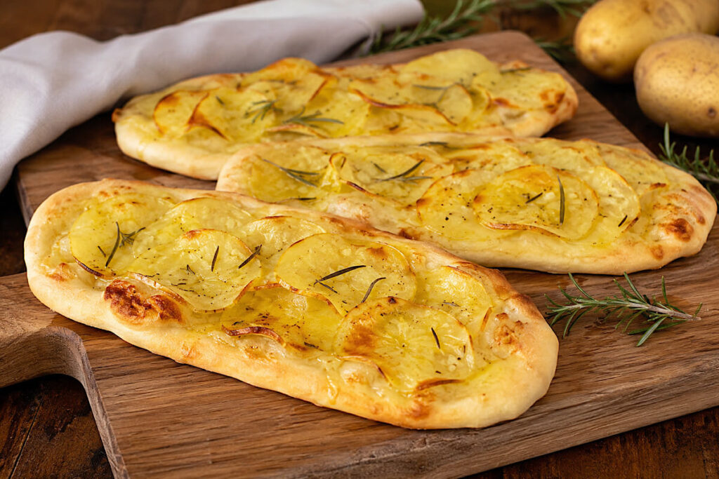 Lingue di pizza con patate e rosmarino in friggitrice ad aria