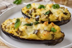 Melanzane ripiene con patate e mozzarella in friggitrice ad aria