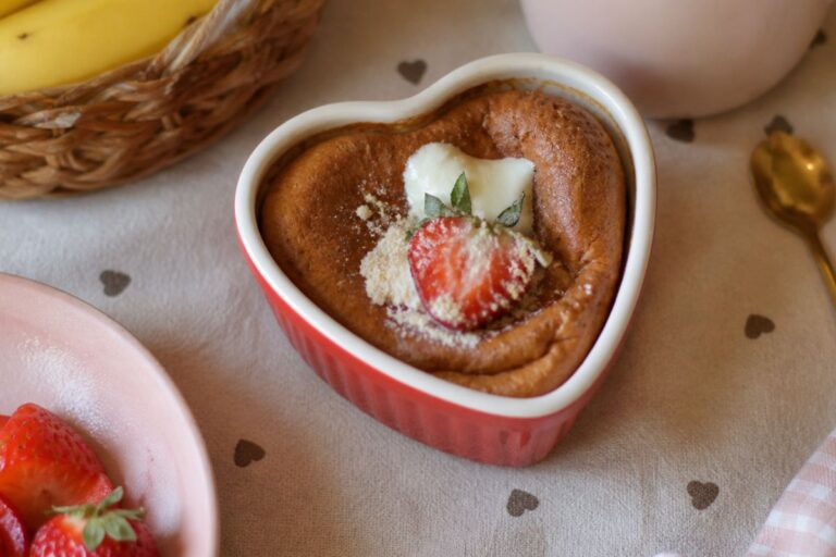 Fragole e banana, pochi ingredienti per mini soufflé in friggitrice ad aria: perfetti come dolce della domenica e non solo