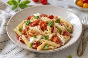 Penne con pomodorini in friggitrice ad aria, speck e stracciatella