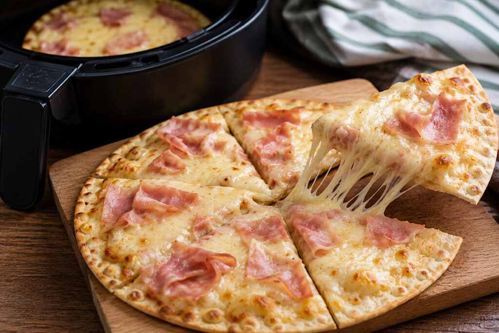 Piadipizza con il prosciutto e il formaggio in friggitrice ad aria