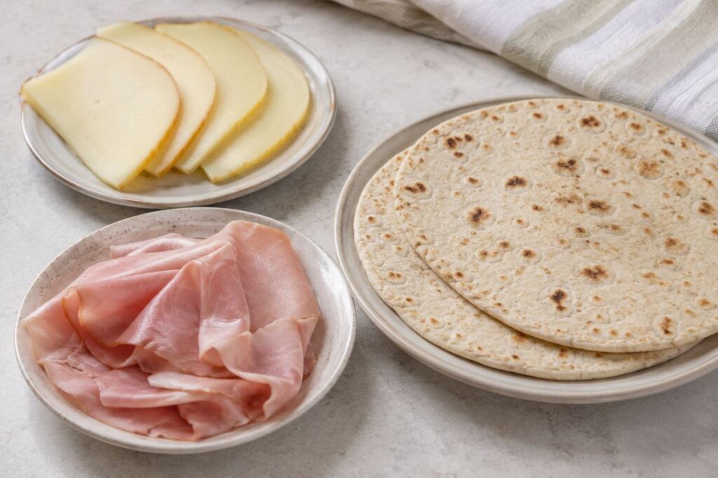 Piadizza con il prosciutto e il formaggio in friggitrice ad aria, ingredienti