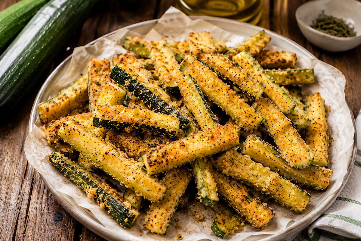 Stick di zucchine senza frittura, ma croccanti con la friggitrice ad aria: sono più facili di quanto pensi