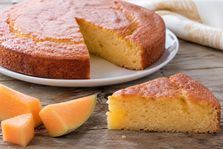 Il dolce anti-caldo con il melone: torta profumata, semplice e cotta in friggitrice ad aria