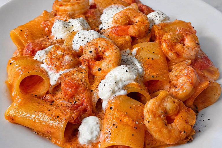 Così cremosa che la rifarai ogni settimana: la pasta con crema di datterini confit e gamberi in friggitrice ad aria
