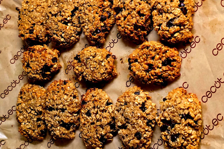 Biscotti al cocco e cioccolato in friggitrice ad aria: senza zucchero e senza farina, buoni da non credere