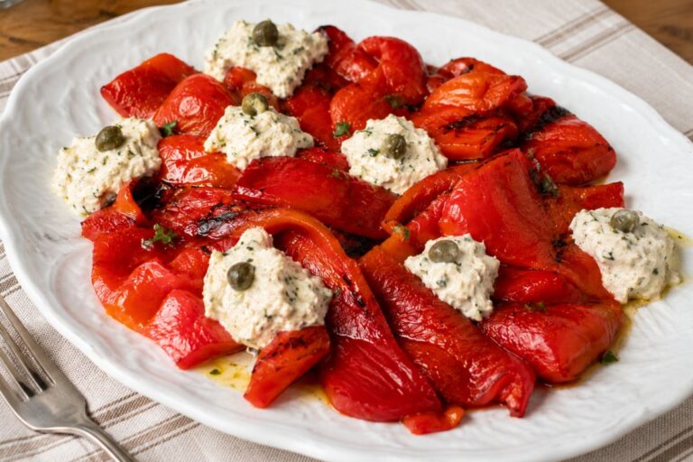 Pochi passaggi e porti in tavola un antipasto freddo davvero speciale: il segreto è cuocere i peperoni in friggitrice ad aria