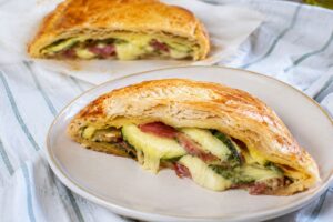 Saccottino con zucchine, speck e formaggio in friggitrice ad aria
