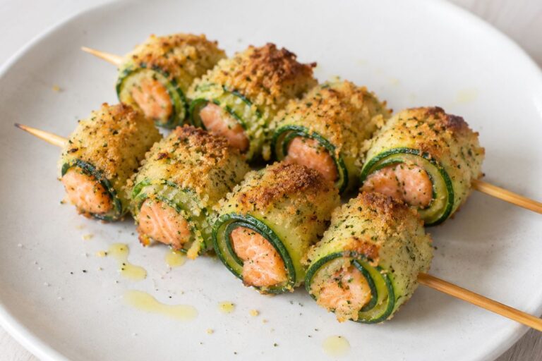 Provate ad arrotolare le zucchine sul salmone e non ne farete più a meno: spiedini in friggitrice ad aria
