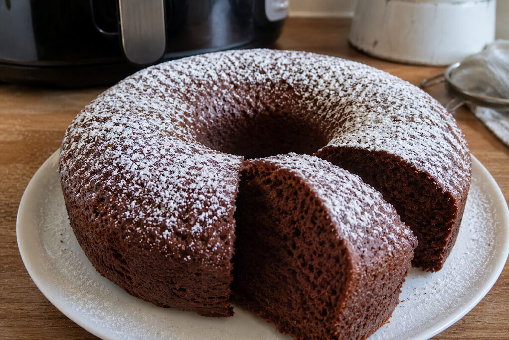 Torta all'acqua al cioccolato in friggitrice ad aria