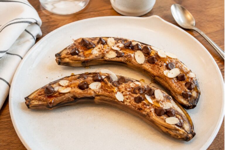 Taglia la banana senza togliere la buccia: in friggitrice ad aria diventa un dessert cremoso e fit