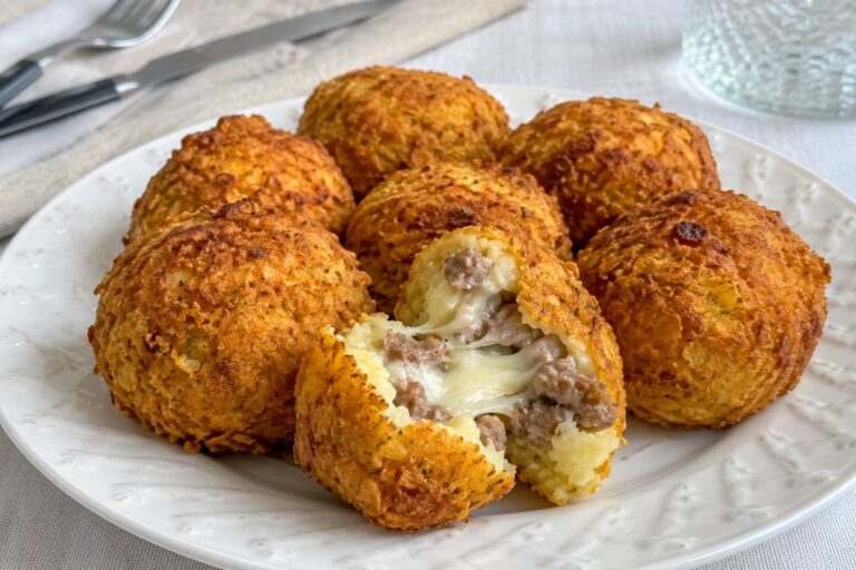 La crosticina croccante inganna tutti, ma il meglio è nascosto all’interno: bombe di patate in friggitrice ad aria