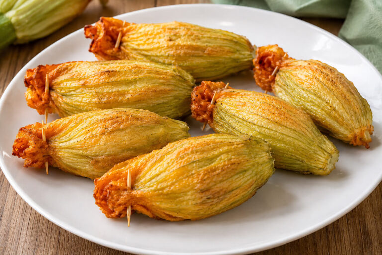 Il ripieno di questi fiori di zucca in friggitrice ad aria sarà una vera sorpresa: la ricetta croccante e saporita!