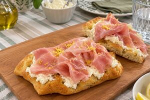 Focaccia con robiola, prosciutto e limone in friggitrice ad aria