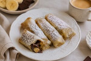 Involtini dolci di riso con banana e cioccolato in friggitrice ad aria