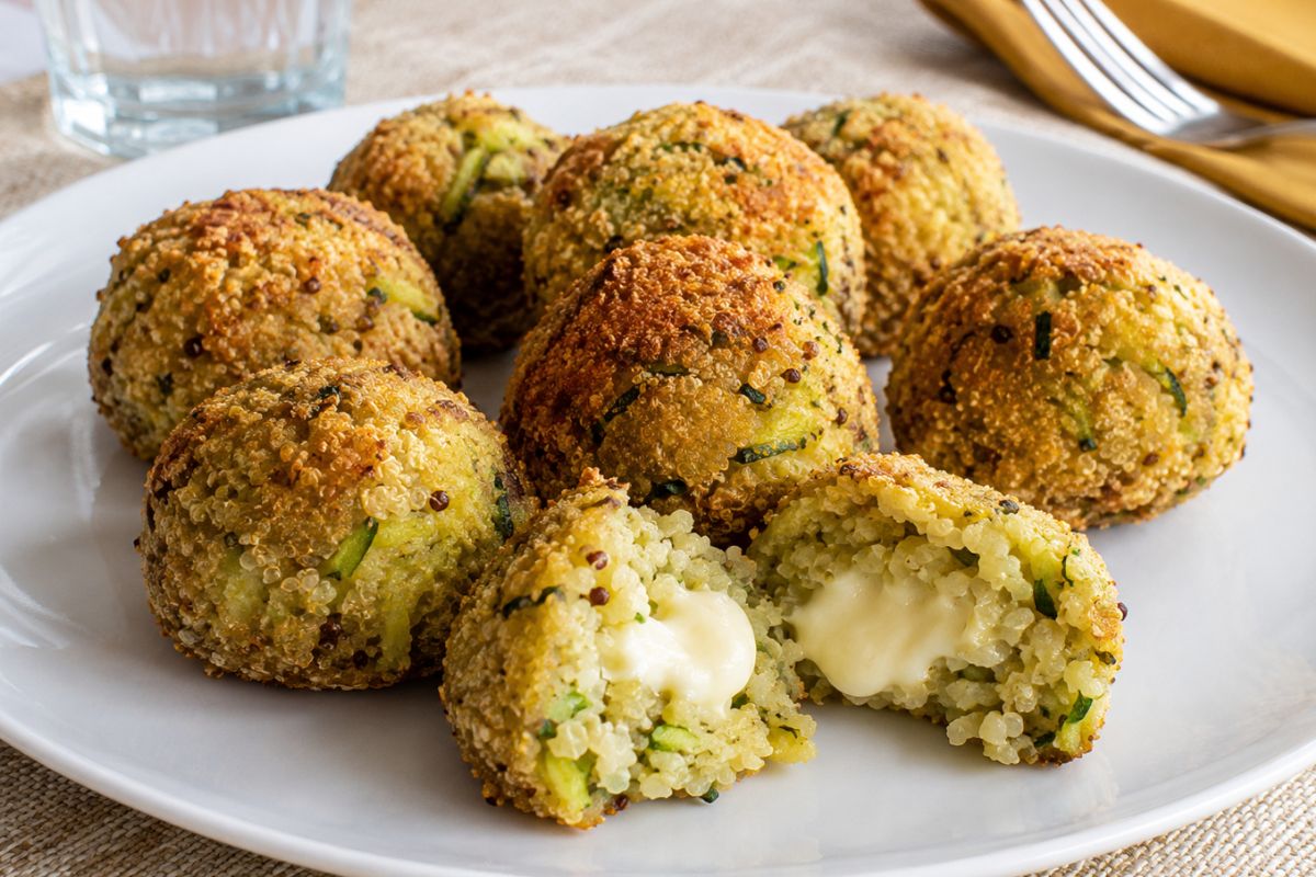 Così sono ancor più morbide e filanti: le polpette di zucchine leggere ma non asciutte in friggitrice ad aria