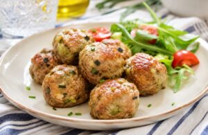 Polpette di vitello e zucchine grigliate in friggitrice ad aria