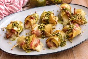 Rotolini di patate con pancetta, formaggio e pesto di pistacchi in friggitrice ad aria