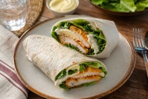 Wrap con pollo croccante, brie e lattuga in friggitrice ad aria