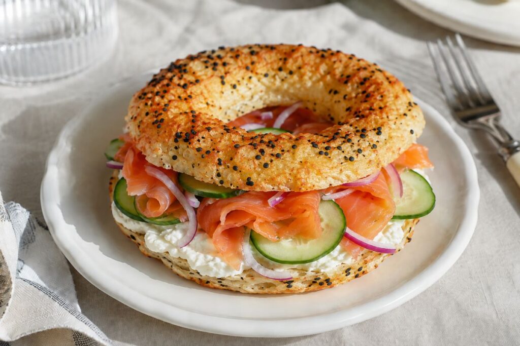 Bagel croccante di carta di riso con salmone e fiocchi di latte in friggitrice ad aria