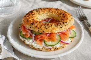 Bagel croccante di carta di riso con salmone e fiocchi di latte in friggitrice ad aria