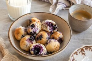 Bocconcini mandorle, yogurt greco e mirtilli in friggitrice ad aria