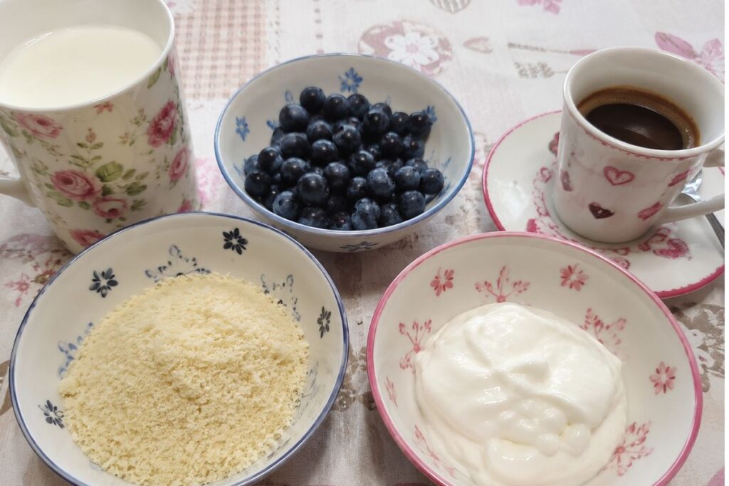 Bocconcini mandorle, yogurt greco e mirtilli in friggitrice ad aria, ingredienti