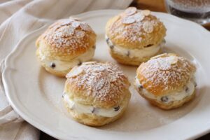 Brioche di sfoglia con ricotta e cioccolato