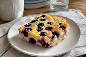 Clafoutis ai mirtilli con yogurt greco e cocco in friggitrice ad aria