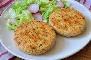 Hamburger di pollo, riso e verdure in friggitrice ad aria