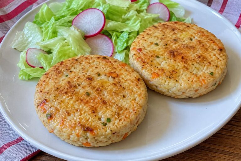 Hai del riso cotto? Uniscilo a questo ingrediente economico e trasformalo in burger da cuocere in friggitrice ad aria