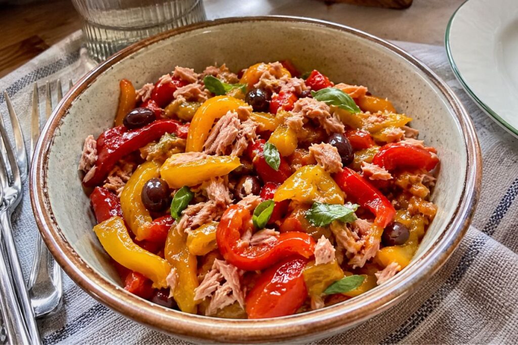 Insalata di peperoni arrostiti con tonno e olive taggiasche in friggitrice ad aria