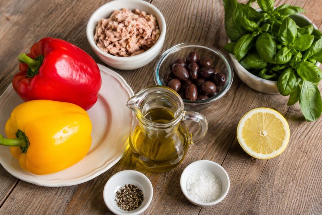 Insalata di peperoni arrostiti con tonno e olive taggiasche in friggitrice ad aria ingredienti Insalata di peperoni arrostiti con tonno e olive taggiasche in friggitrice ad aria, ingredienti