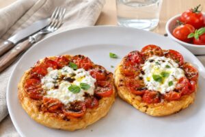 Mini tarte tatin con pomodorini, stracciatella e balsamico in friggitrice ad aria