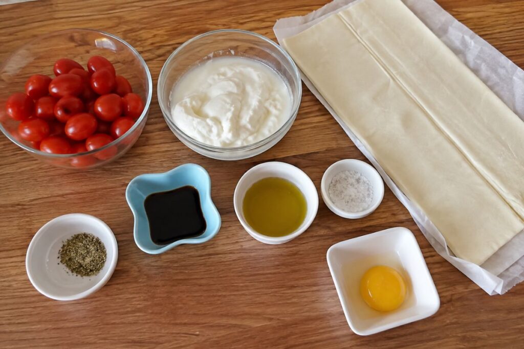 Mini tarte tatin con pomodorini, stracciatella e balsamico in friggitrice ad aria, ingredienti