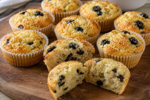 Muffin salati senza glutine con parmigiano e olive in friggitrice ad aria